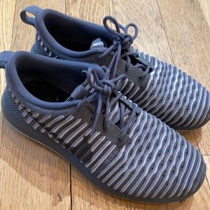 Nike VERY UNIQUE Size 7US women’s sneaker gray